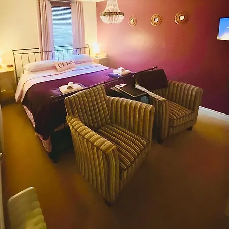 Modern Ground Floor With Free Parking Very Near Centre *