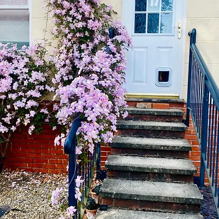 Modern Ground Floor With Free Parking Very Near Centre