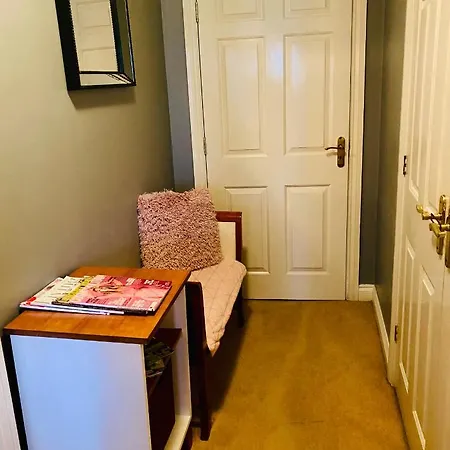 Apartment Modern Ground Floor With Free Parking Very Near Centre *