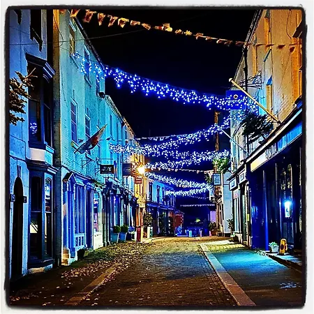 Modern Ground Floor With Free Parking Very Near Centre