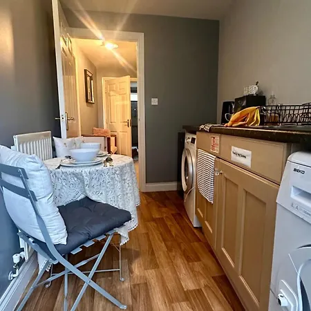 Modern Ground Floor With Free Parking Very Near Centre Apartment *